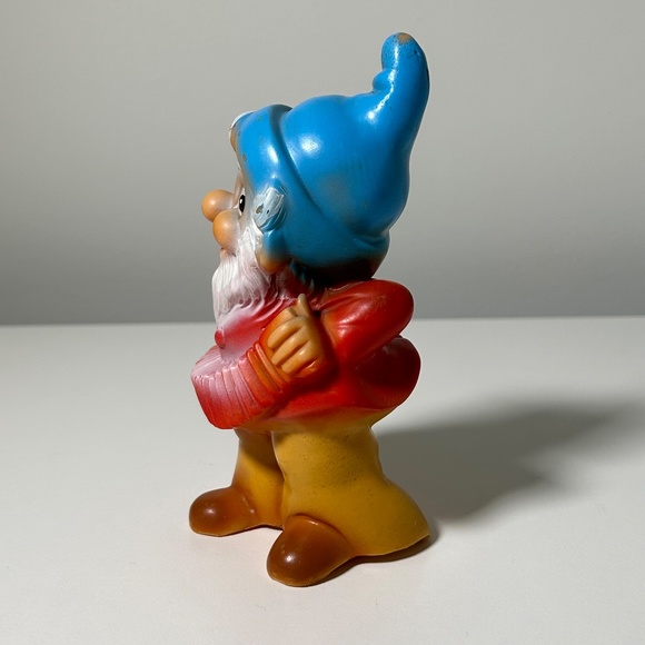 Vintage Vinyl Kitschy Accordion Playing Gnome 6.5" Signed (13E) - Picture 3 of 7